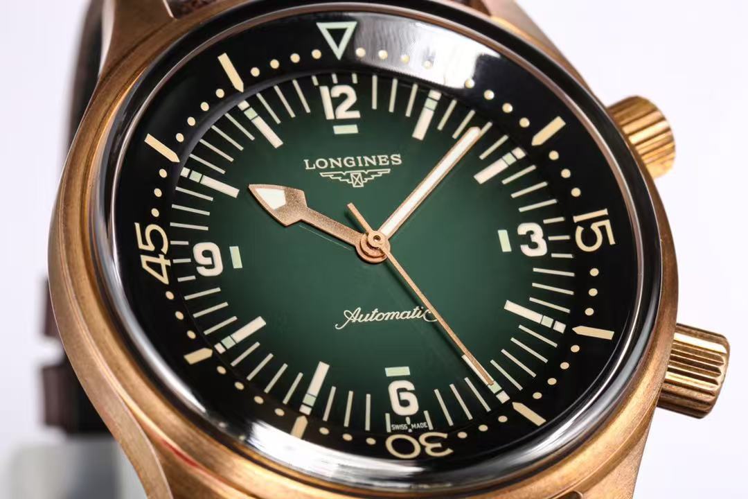 LONGINES  ロンジン LEGEND DIVER BRONZE, L3.774.1.50.2, 自動巻 ウォッチ, Ø 42.00 mm, チタン製ケースバックを備えたブロンズ.