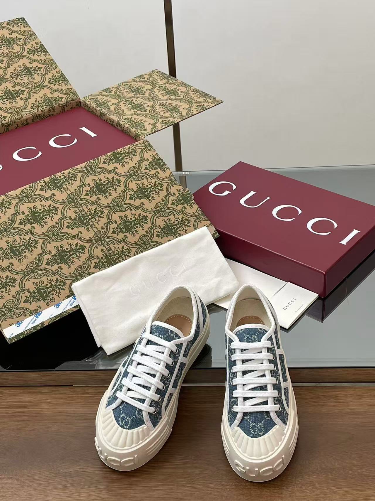 GUCCI ウィメンズ チャンキー スニーカー