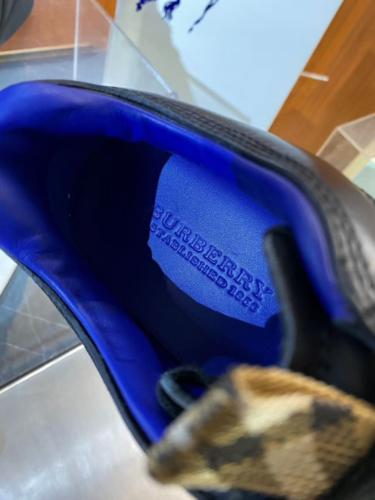 Burberry レザー マトリックススニーカー