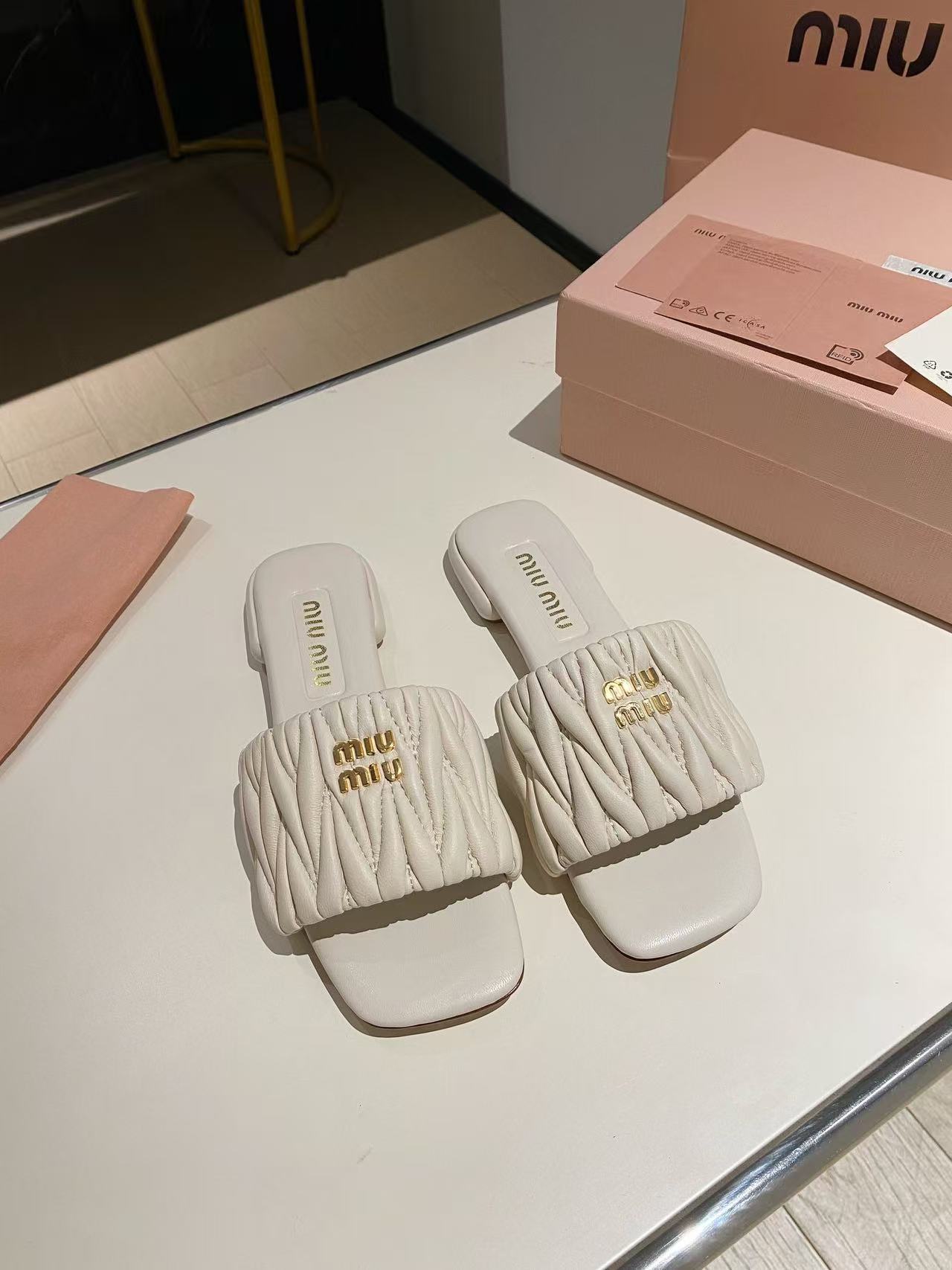 miumiu マテラッセレザー スライドサンダル