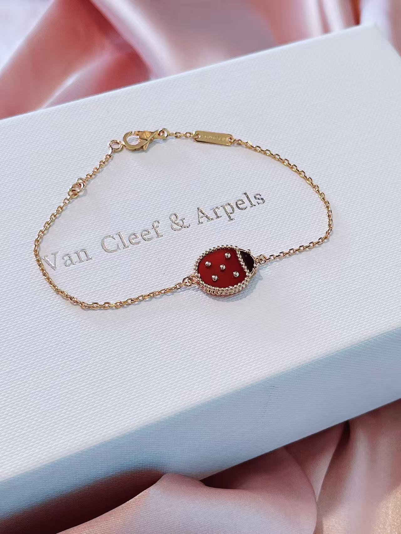 ラッキー スプリング ブレスレット、クローズドウィング レディバグ