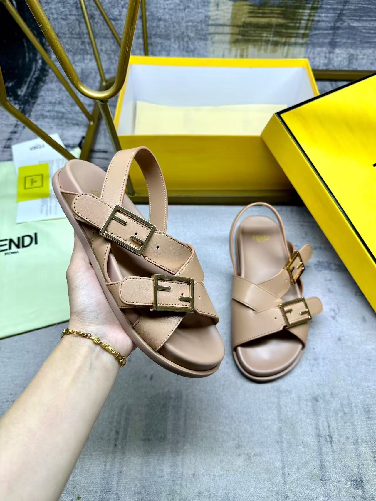 Fendi フェンディ フィール ベージュレザー スライド