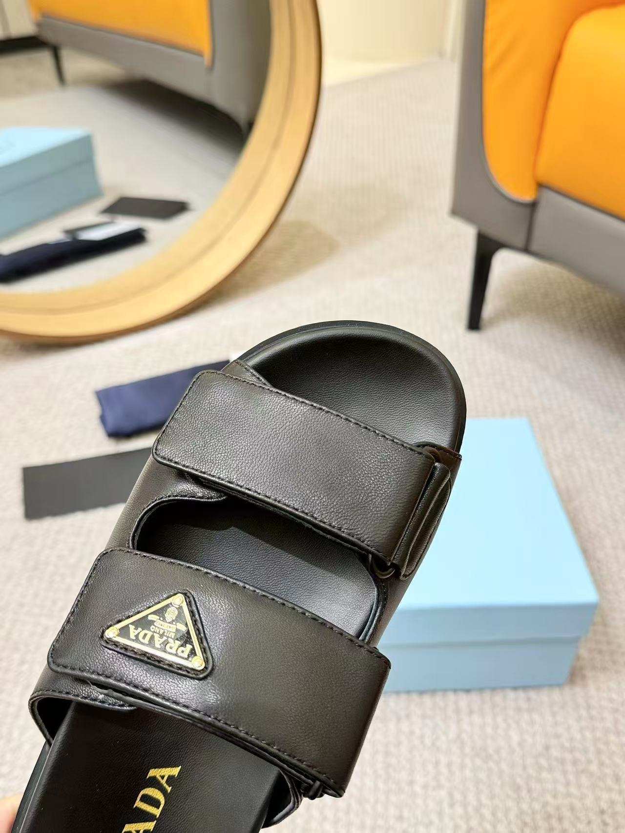 Prada ナッパレザー スライドサンダル