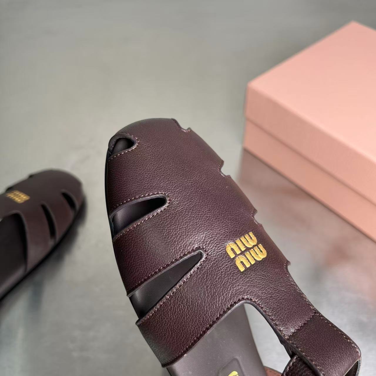 miumiu ルーシュ ナッパレザー フィッシャーマンズサンダル