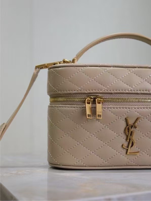  Saint Laurent サンローラン ギャビー バニティバッグ（ラムスキン）