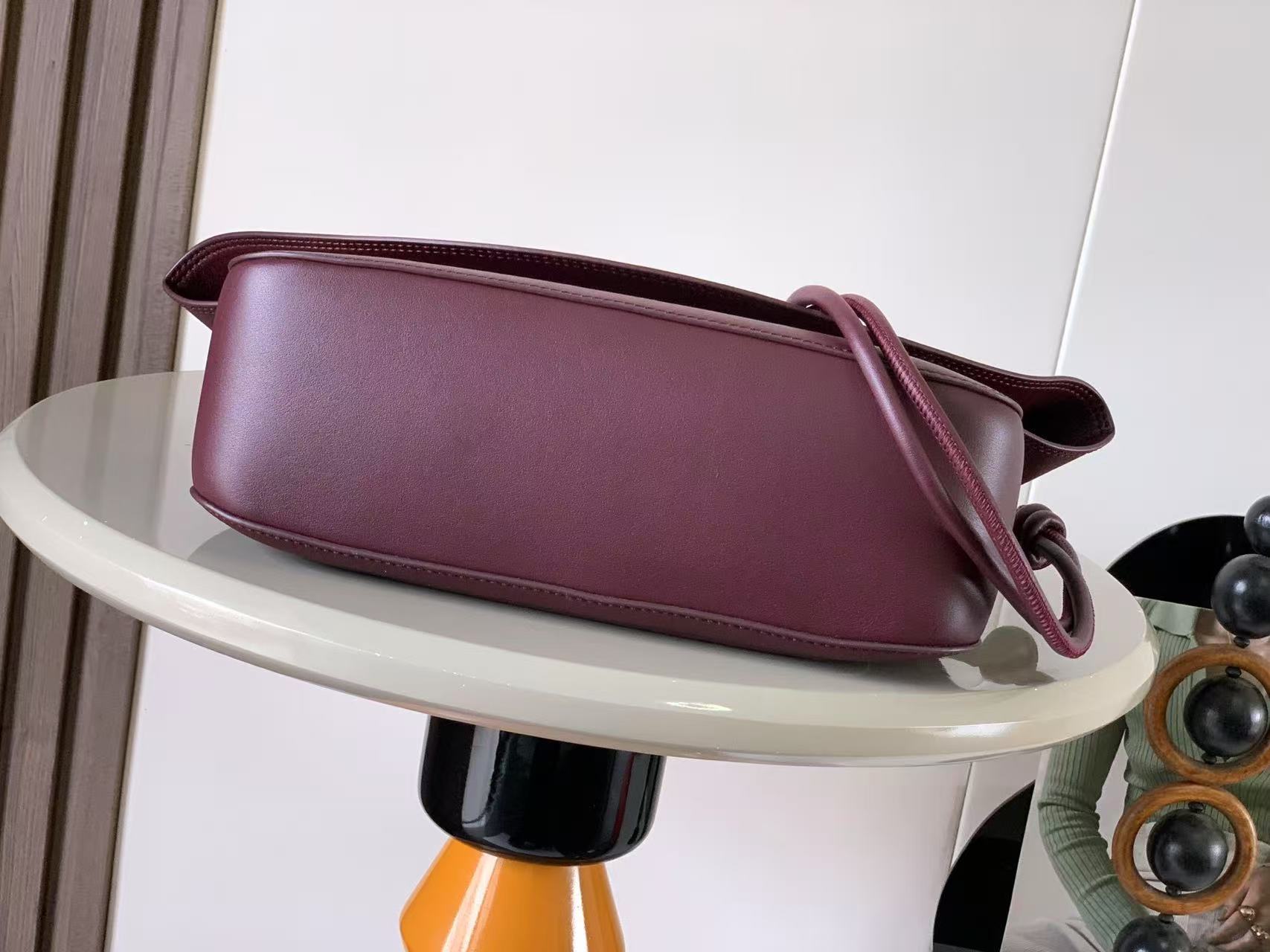 Loewe オラ バッグ ミディアム（スムースカーフ）