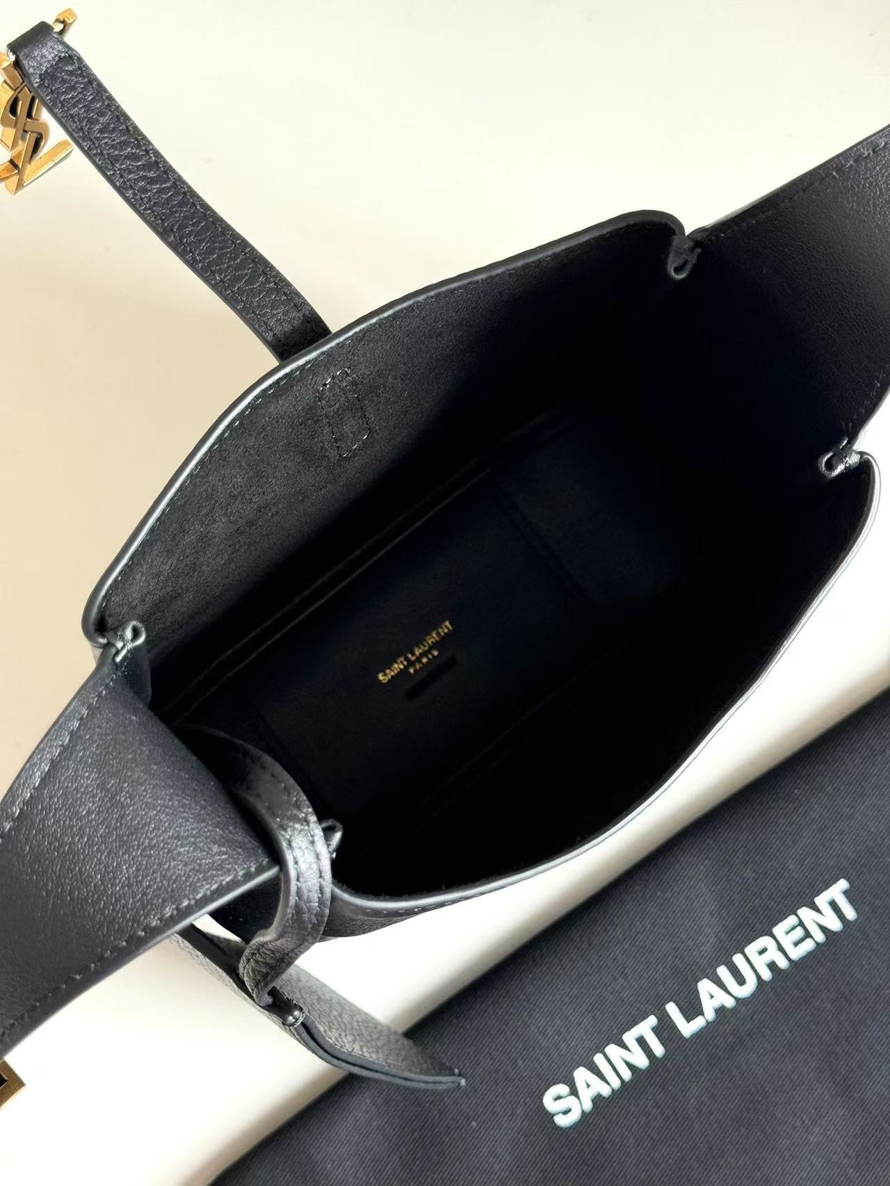 Saint Laurent サンローラン  LE 5 À 7 ソフト ベビー（グレインレザー）