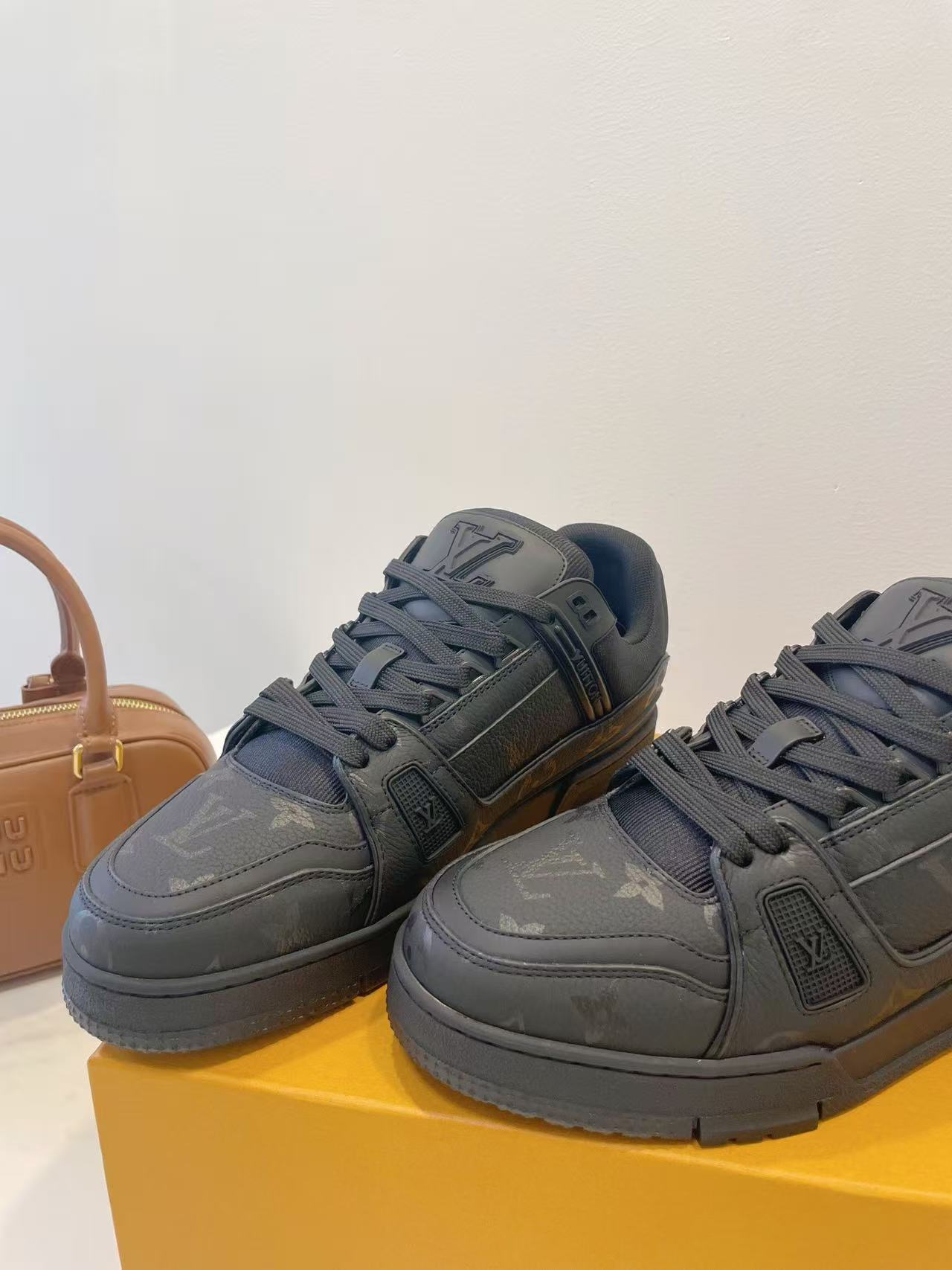 LV トレイナー スニーカー