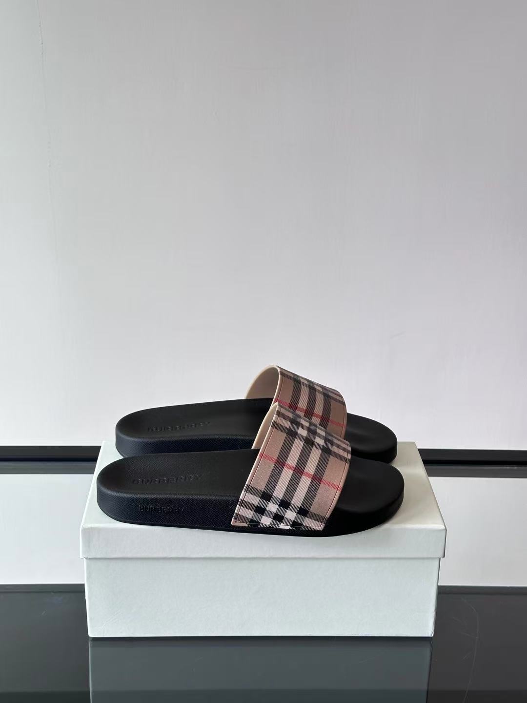 Burberry チェック スライド