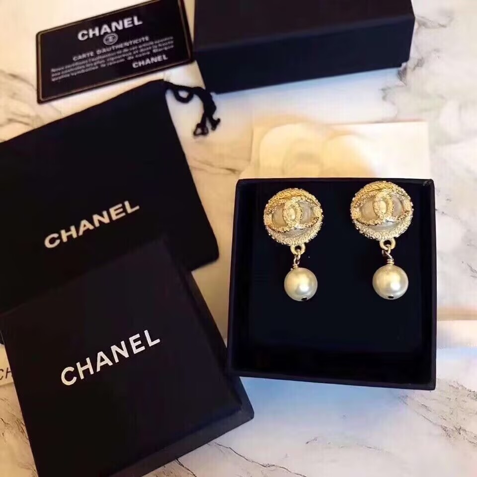CHANEL COCOラウンドパールスウィングピアス