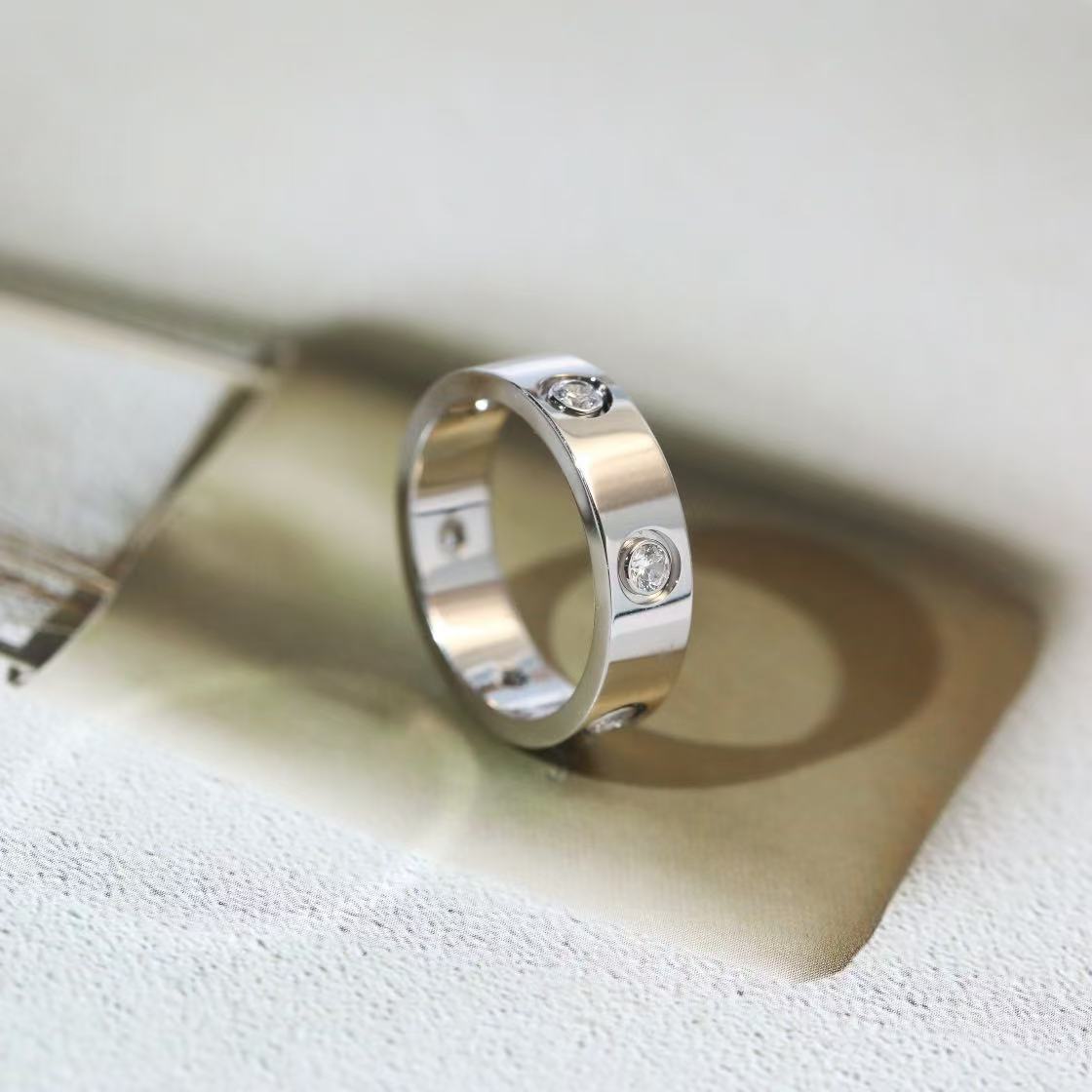 Cartier Love リング、スモールモデル、ダイヤモンド8石