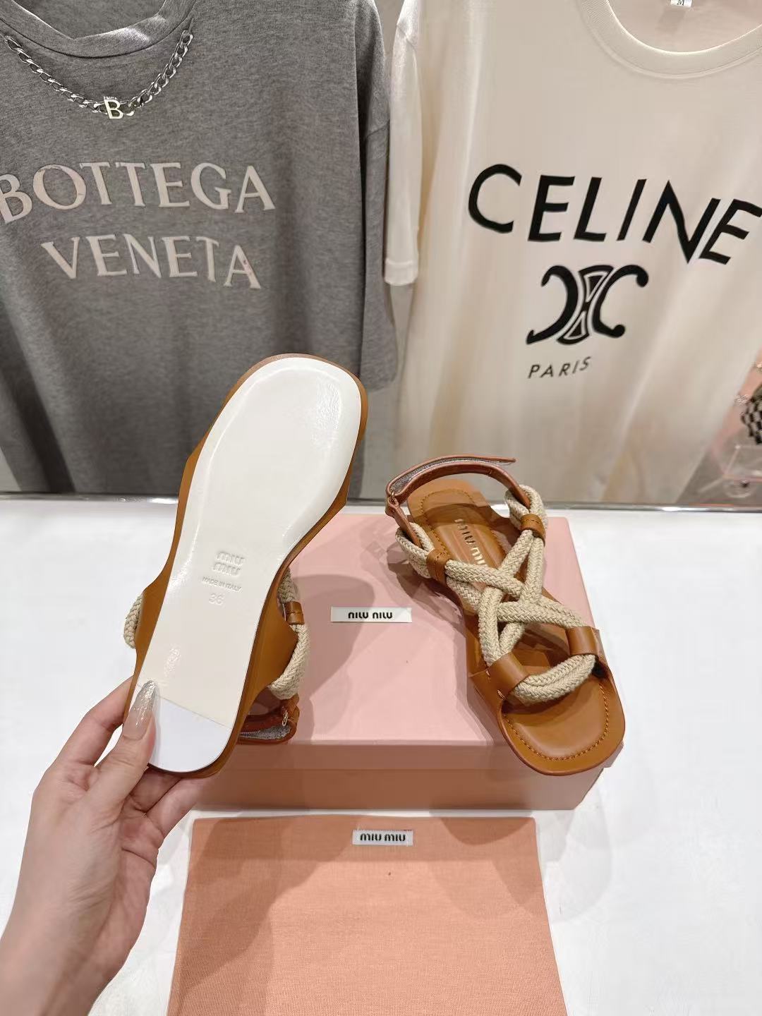 miumiu コード フラットサンダル