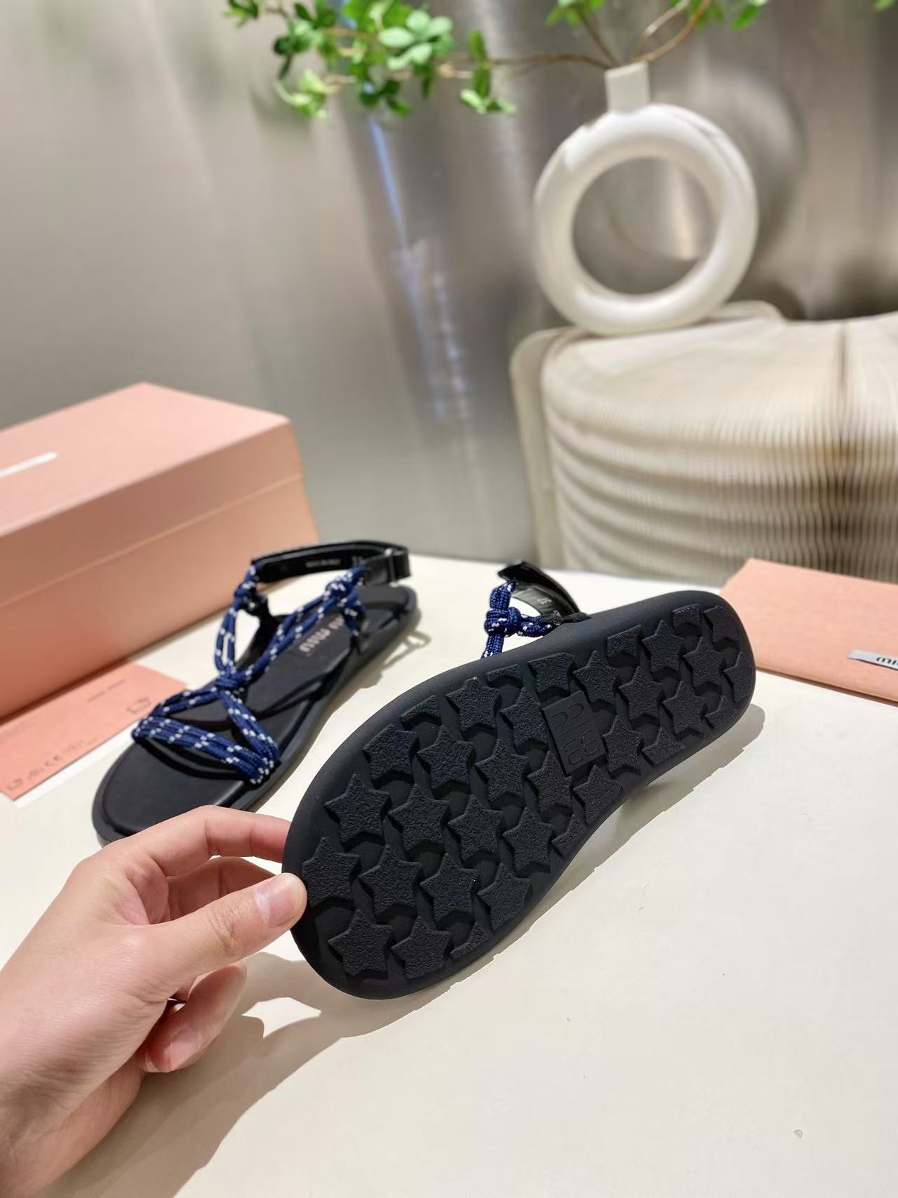 miumiu リビエール コードxレザー サンダル