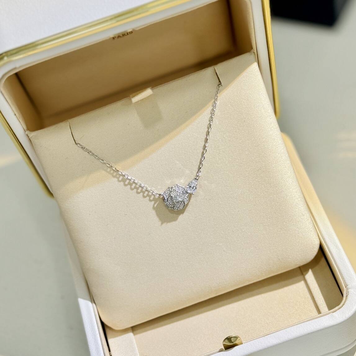 カメリア コレクション ネックレス 18Kホワイトゴールド、ダイヤモンド