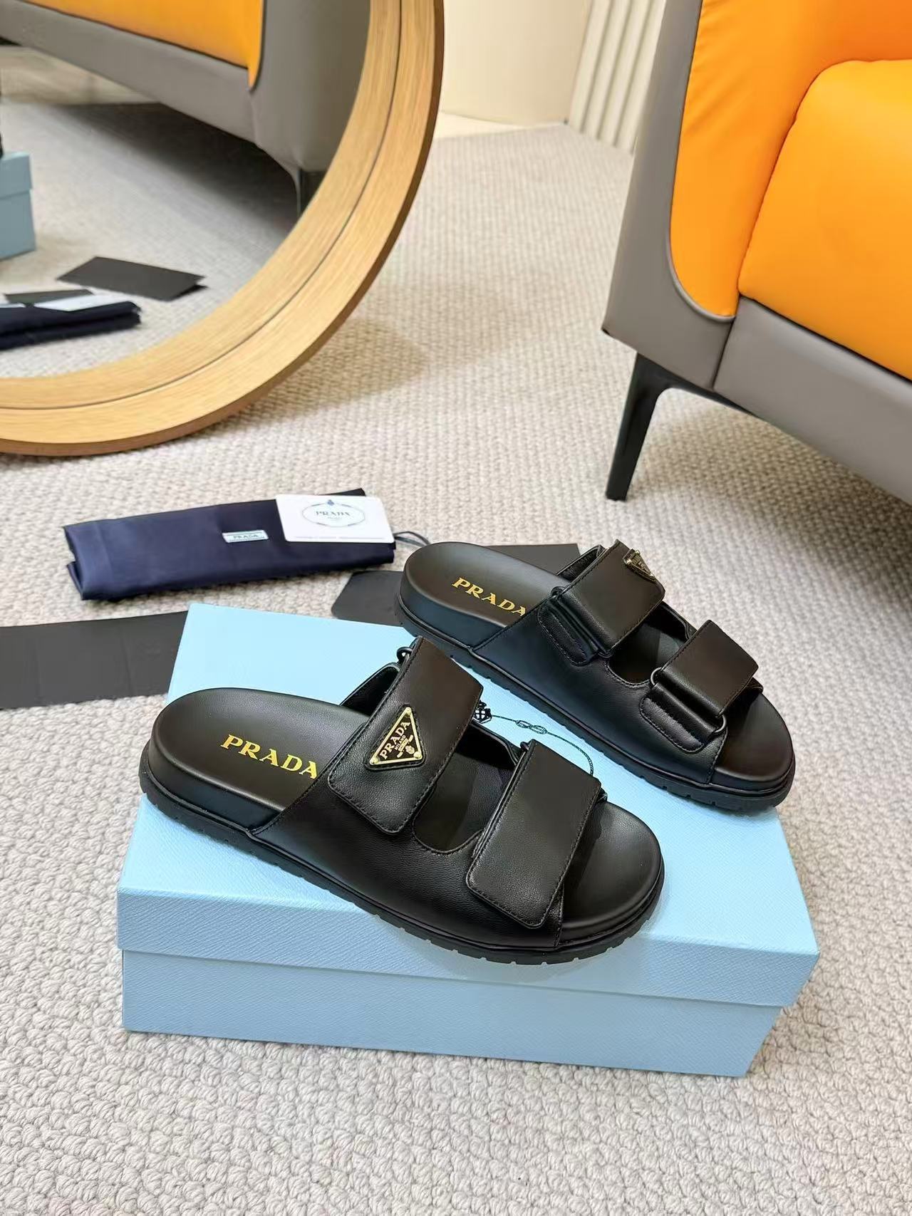 Prada ナッパレザー スライドサンダル