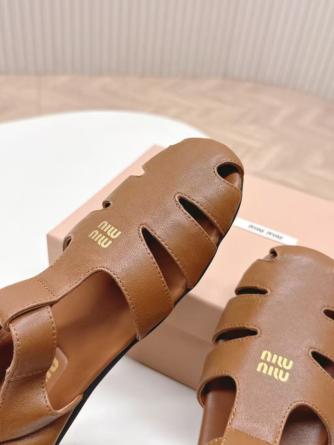 miumiu ルーシュ ナッパレザー フィッシャーマンズサンダル