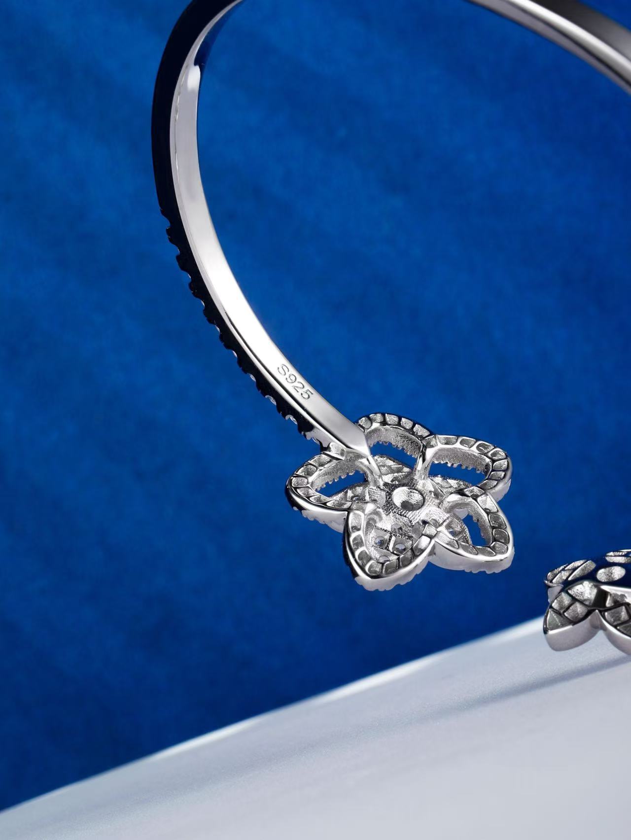 Graff ワイルドフラワー オープン ダイヤモンド バングル