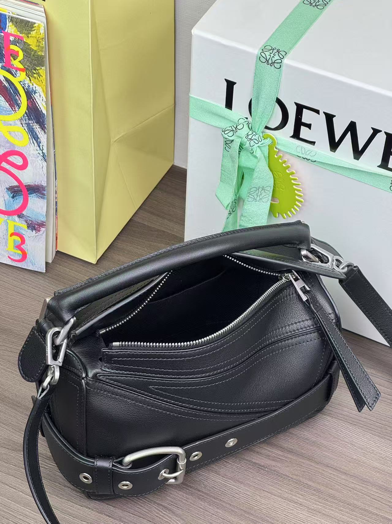 Loewe パズル バイカー バッグ スモール（シャイニーカーフ）
