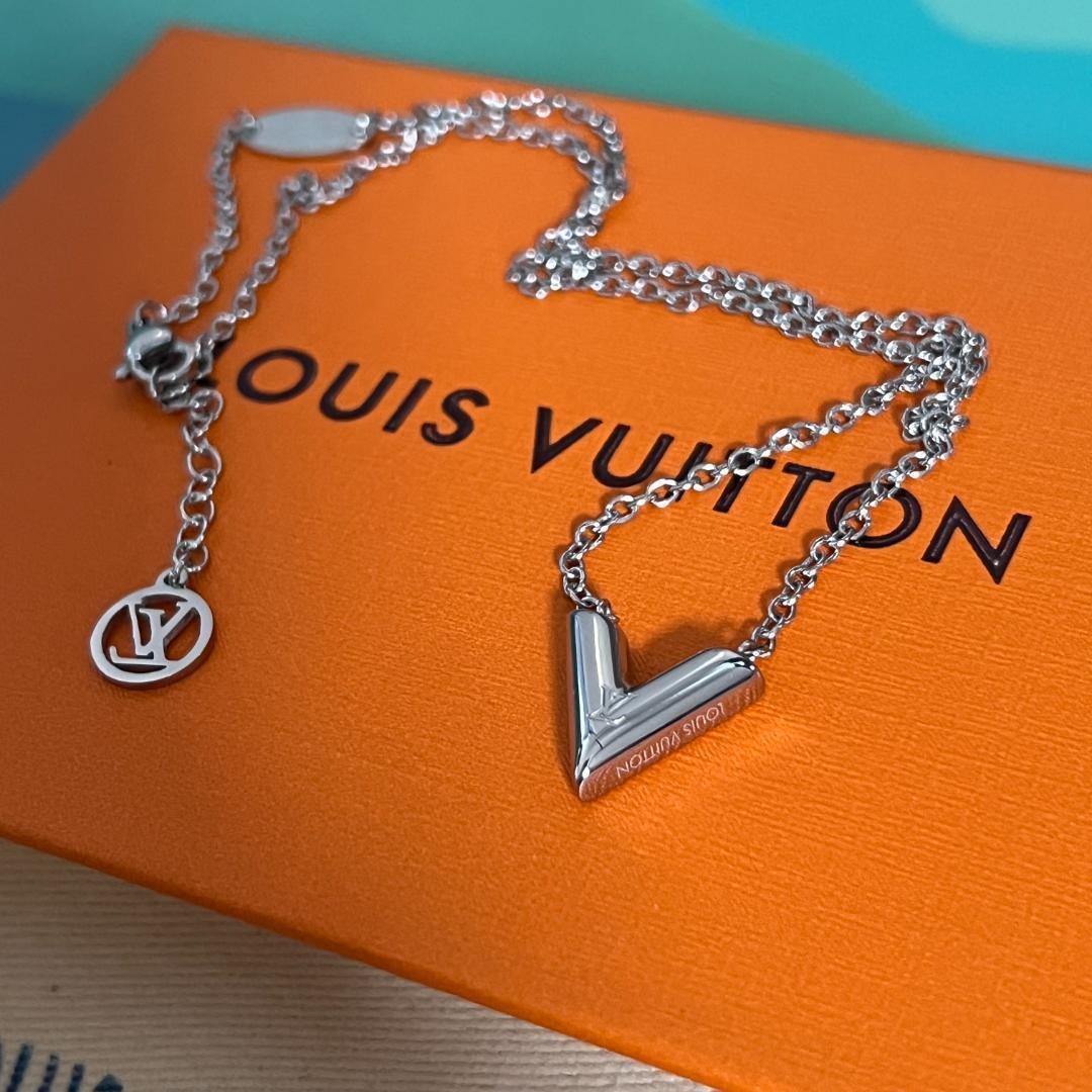 ルイ・ヴィトン ネックレス エッセンシャルV シルバー