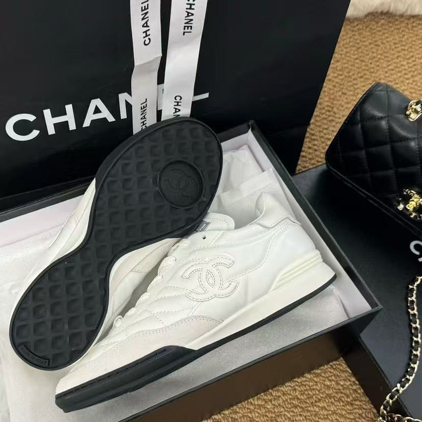 CHANEL シャイニー カーフスキン、カーフスキン & スエード カーフスキン  ホワイト