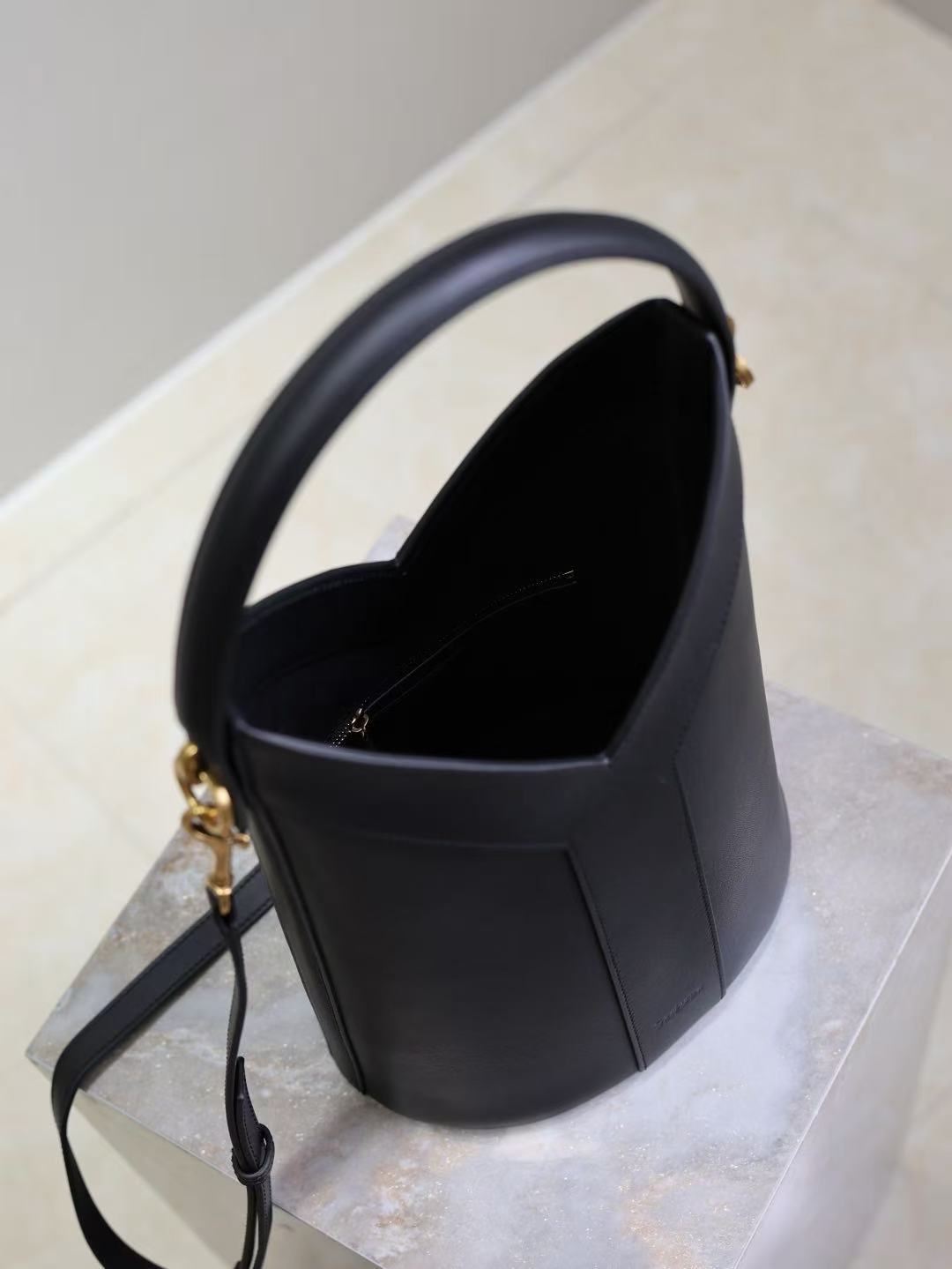 Saint Laurent サンローラン トップハンドル バケットバッグ（レザー）