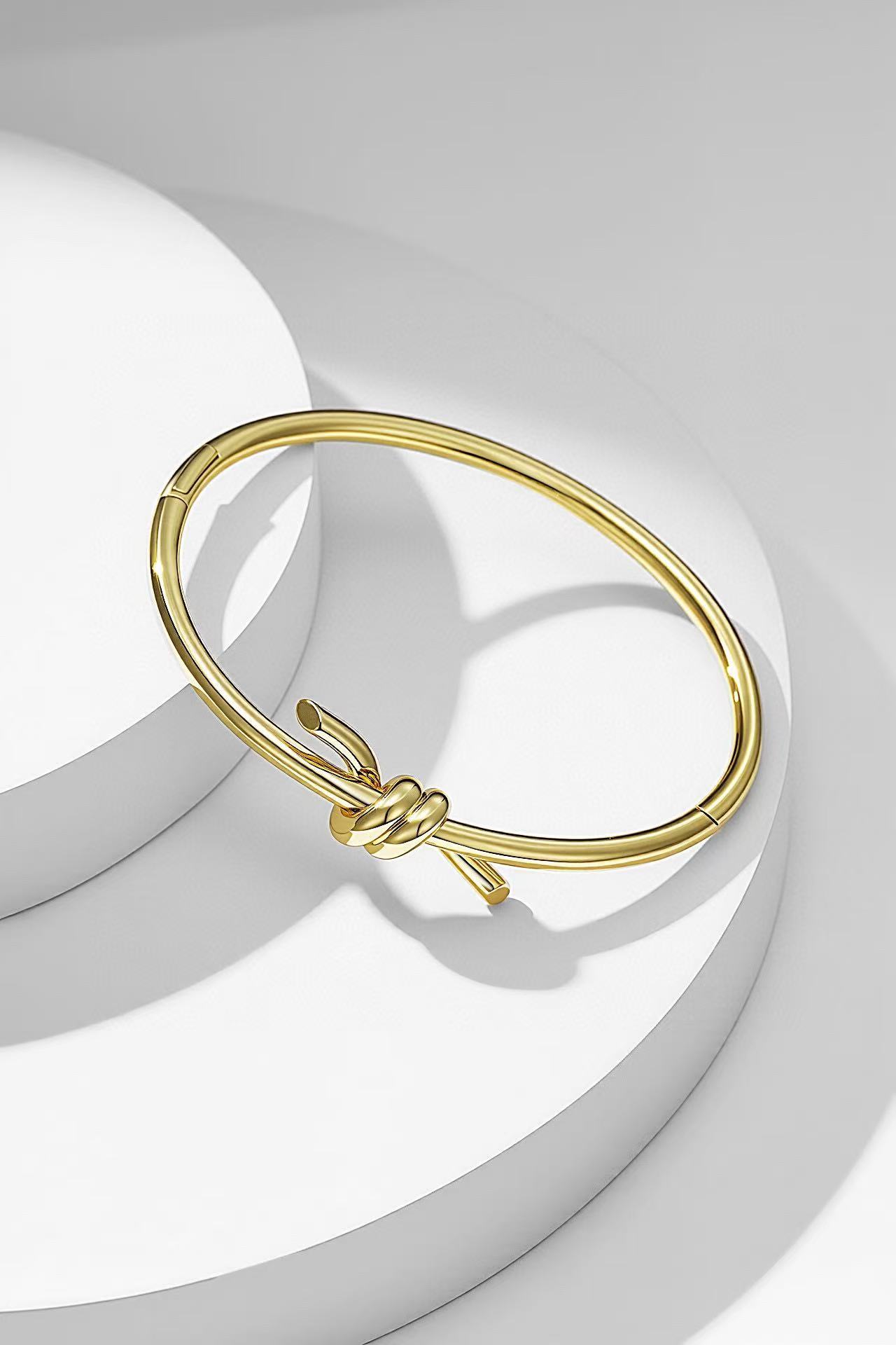 ティファニー ノット ワイヤー バングル イエローゴールド