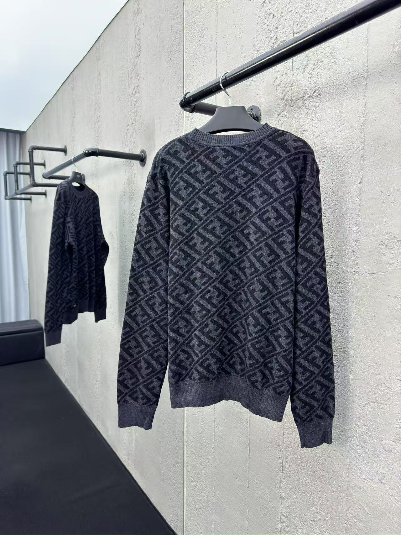 Fendi ブラックウール セーター