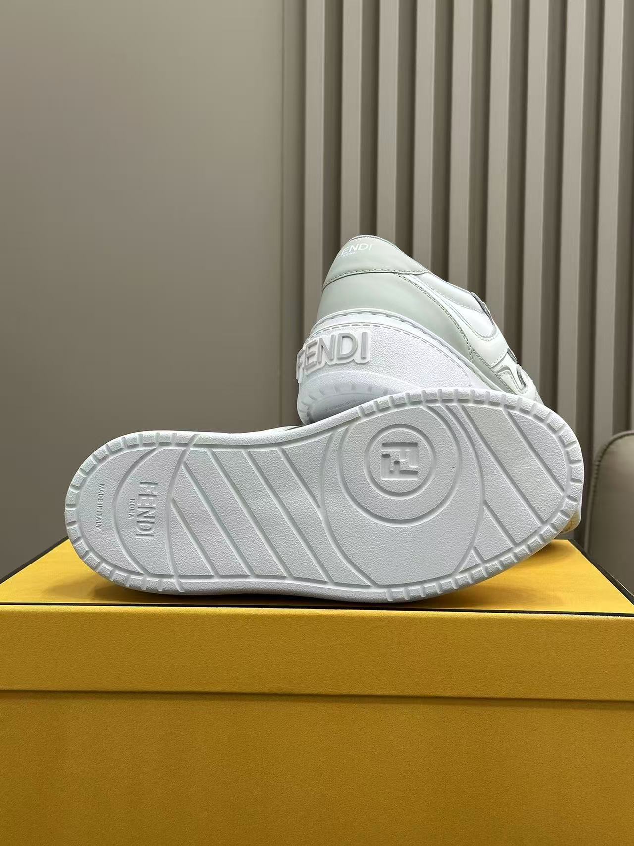 Fendi フェンディ マッチ グレーレザー プラットフォームロートップ