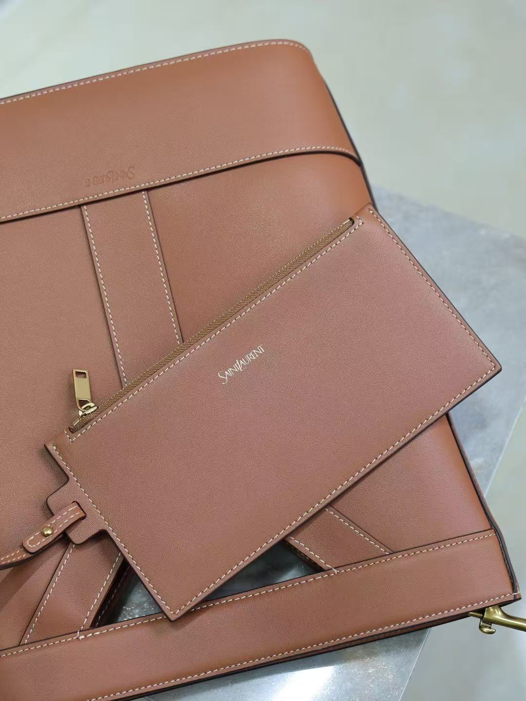 Saint Laurent サンローラン スモールバケット（レザー）