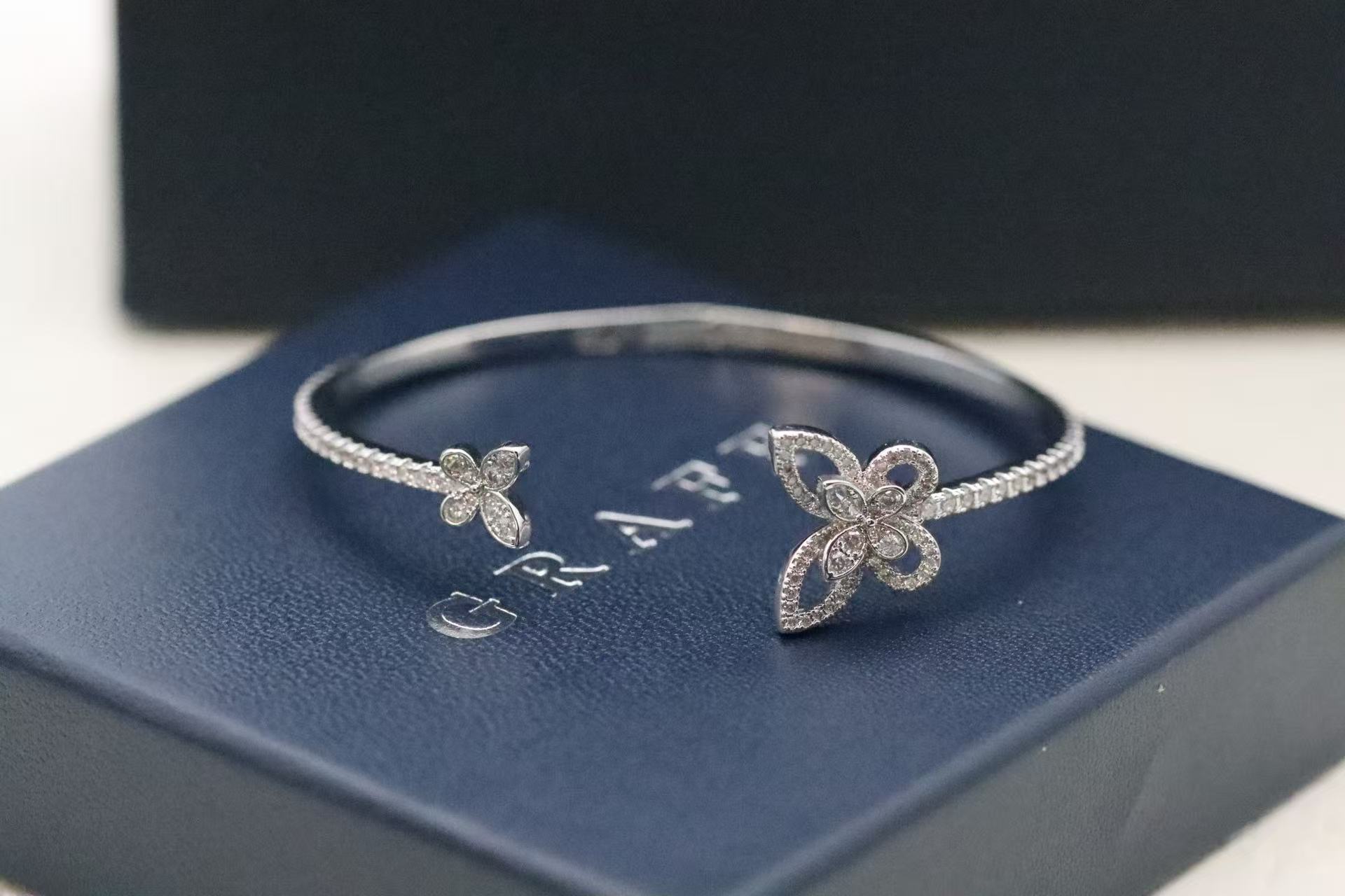 Graff バタフライ シルエット オープン ダイヤモンド バングル