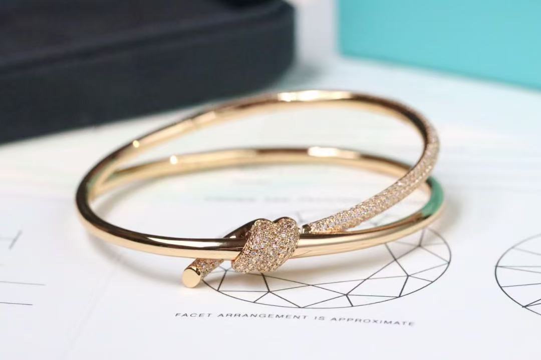 ティファニー ノット ダブル ロウ ヒンジ バングル イエローゴールドにダイヤモンドをセッティング