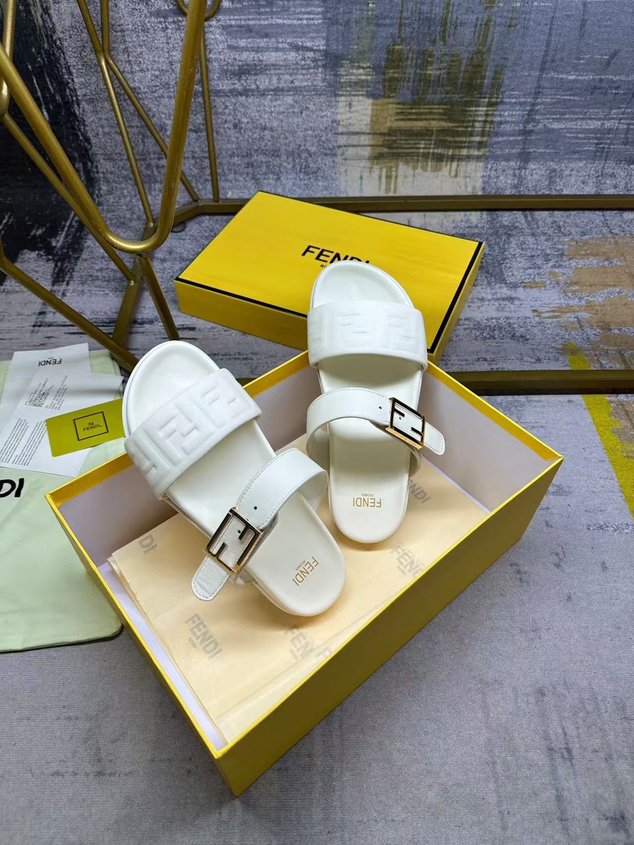 Fendi フェンディ フィール ホワイトナッパレザー サンダル