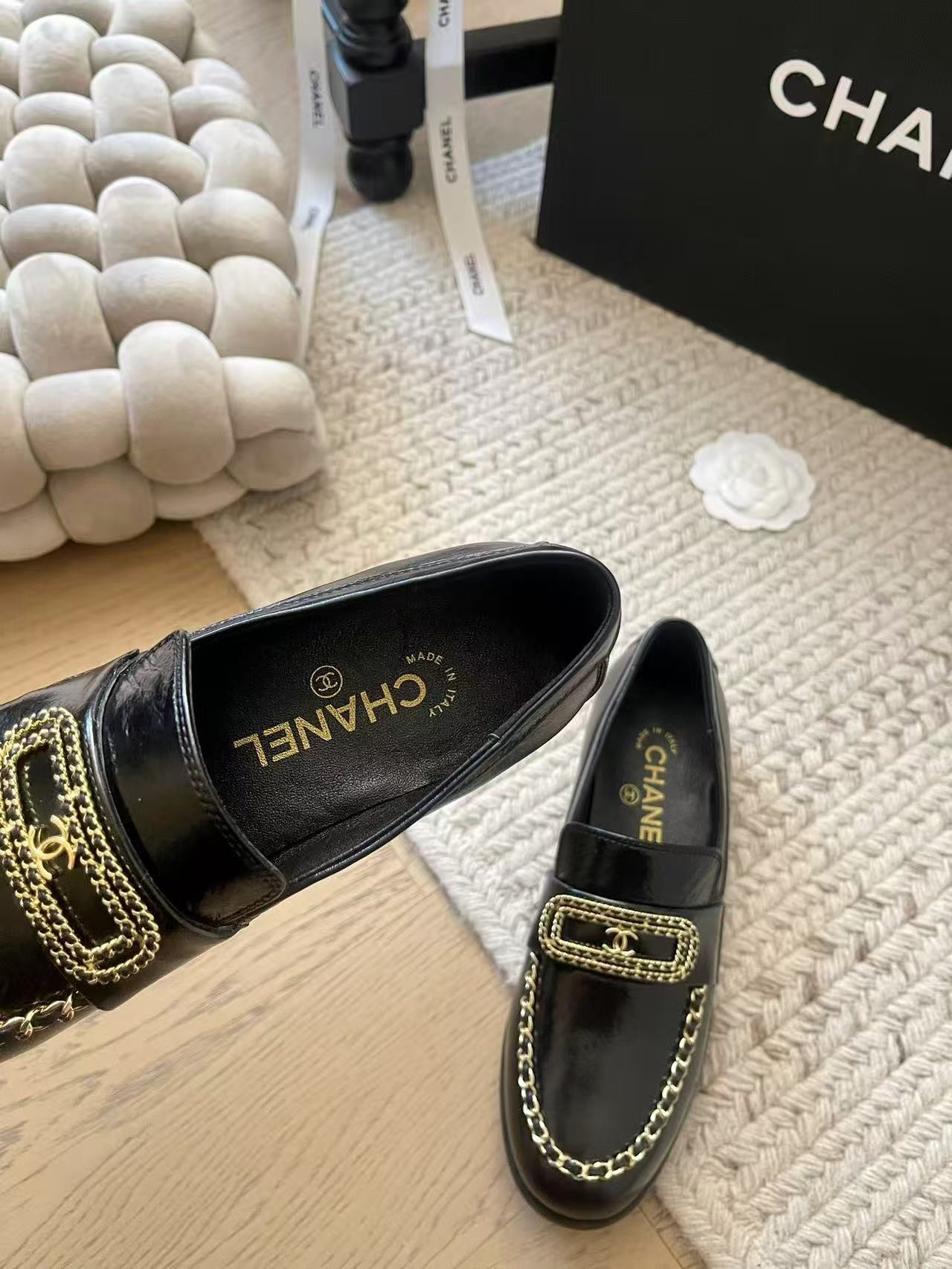 CHANEL 2024/25年 クルーズ コレクション ショー ローファー クランプル シャイニー ラムスキン  ブラック