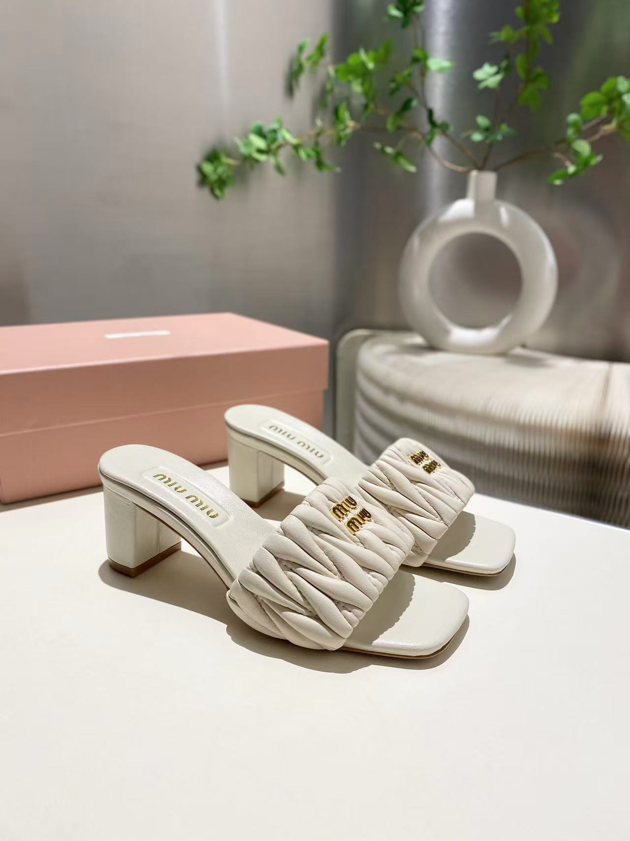 miumiu マテラッセレザー スライドサンダル