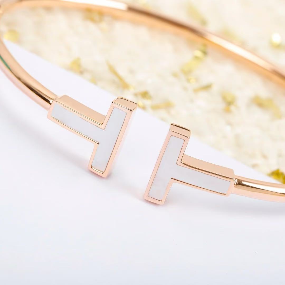 Tiffany ワイヤー ブレスレット イエローゴールドにマザーオブパールをセッティング