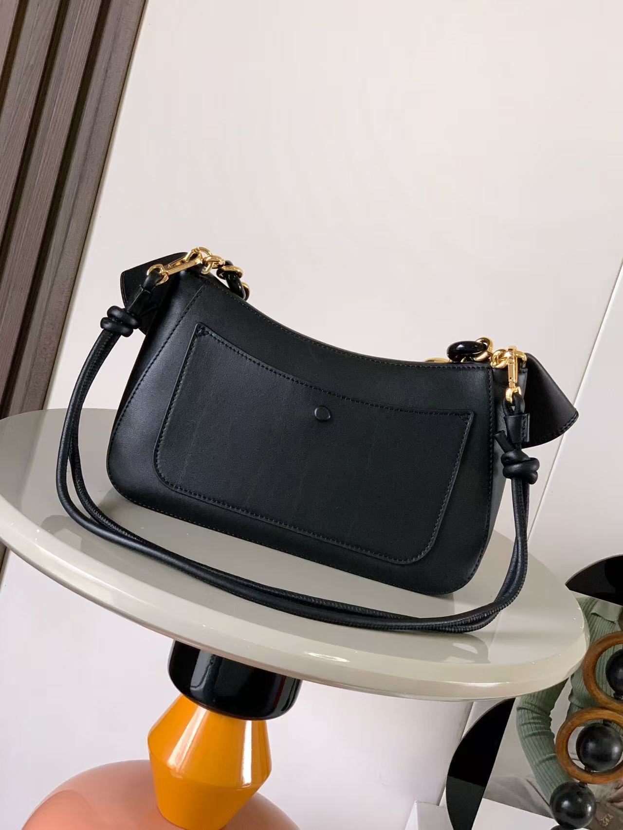 Loewe オラ バッグ ミディアム（スムースカーフ）
