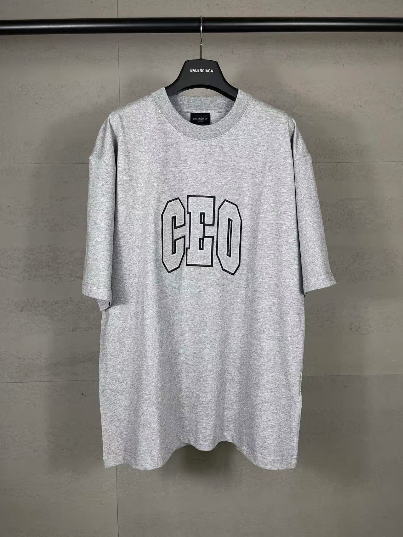 Balenciaga CEO TEAM LOGO BOXY Tシャツ で ヘザーグレー