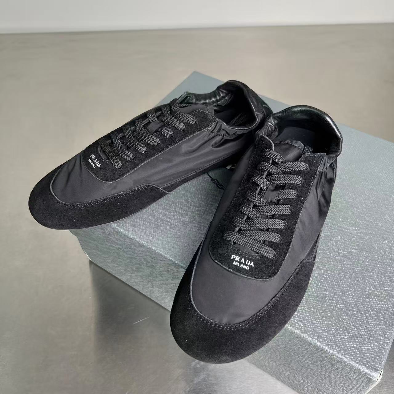 Prada プラダ コラプス Re-Nylon xスエード スニーカー