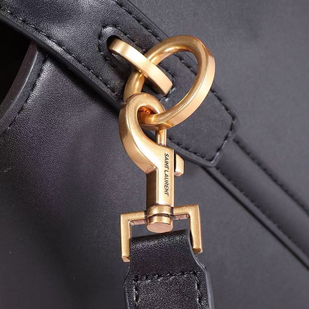 Saint Laurent サンローラン  LE 37 ミニ（シャイニーレザー）