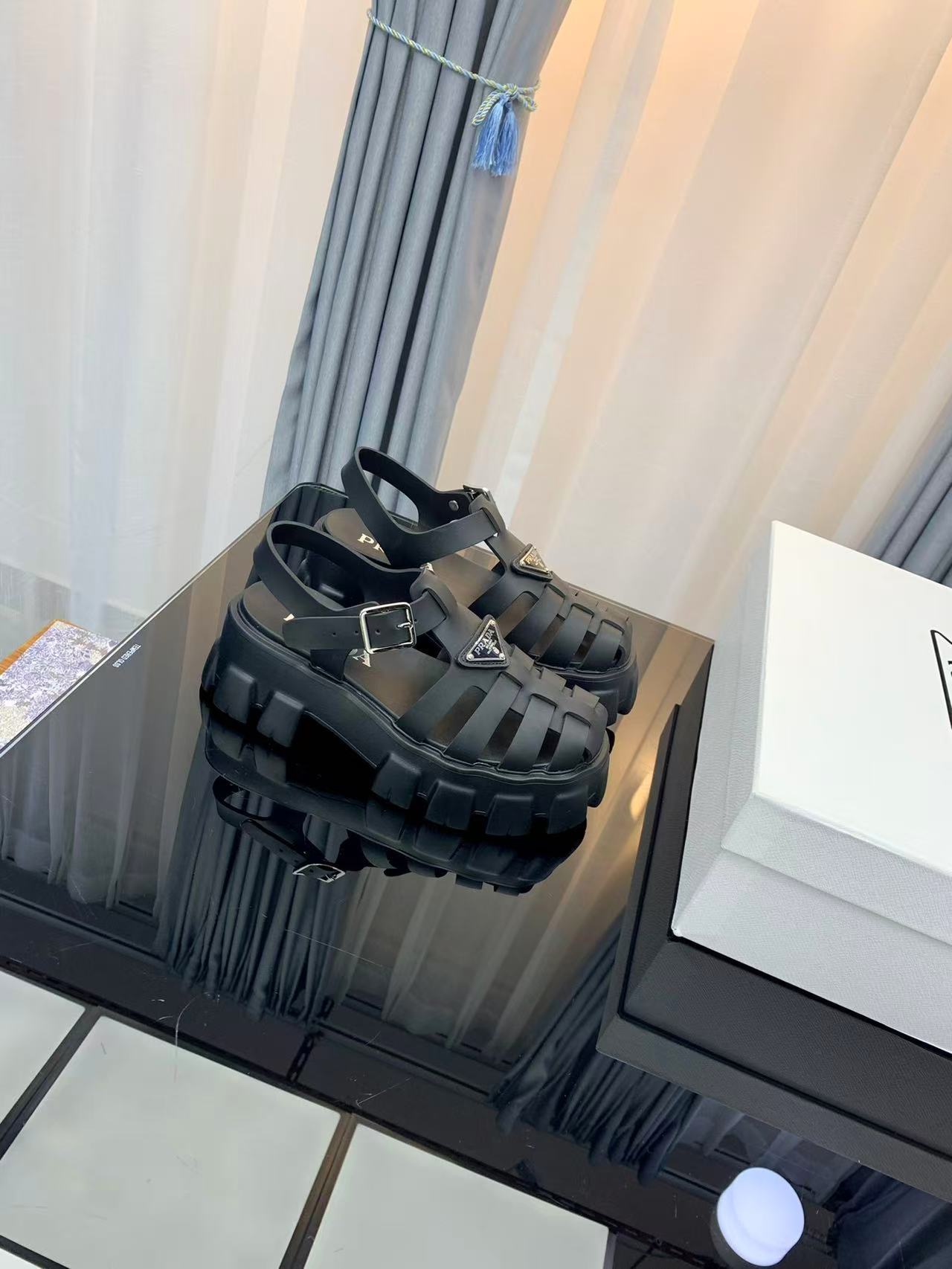 Prada プラダ モノリス ラバー サンダル