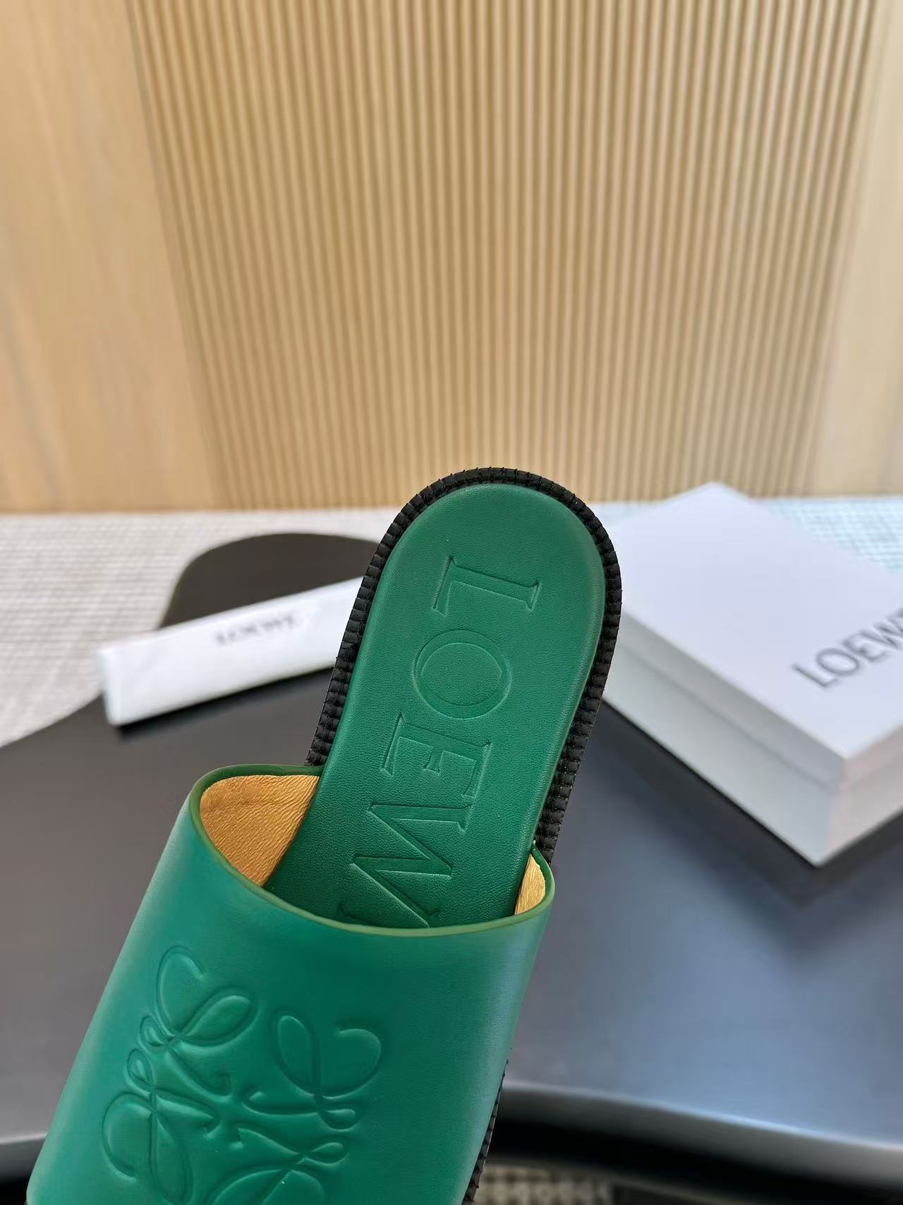 Loewe フレックス アナグラム スライド（ソフトカーフ）