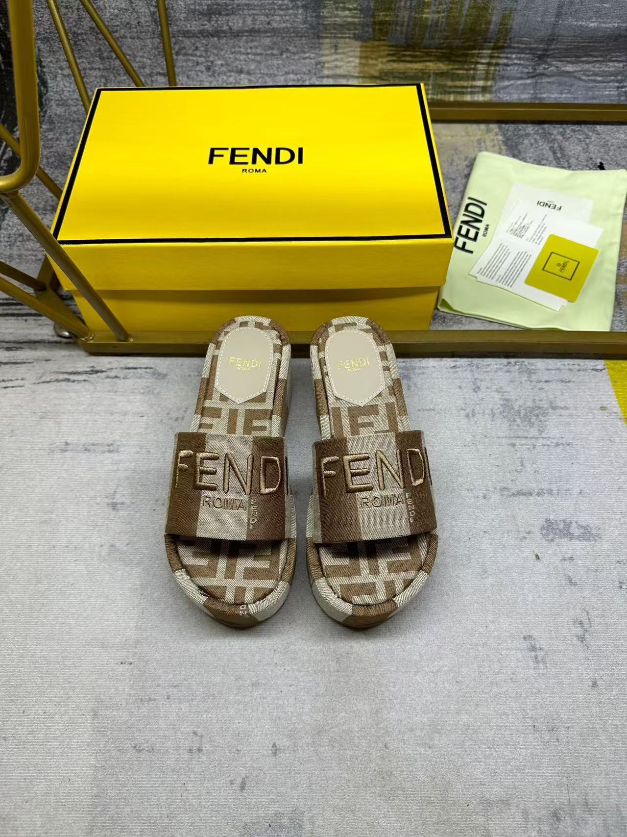 Fendi フェンディ サンシャイン ダブグレー デニム調ジャカード フラットフォームサンダル