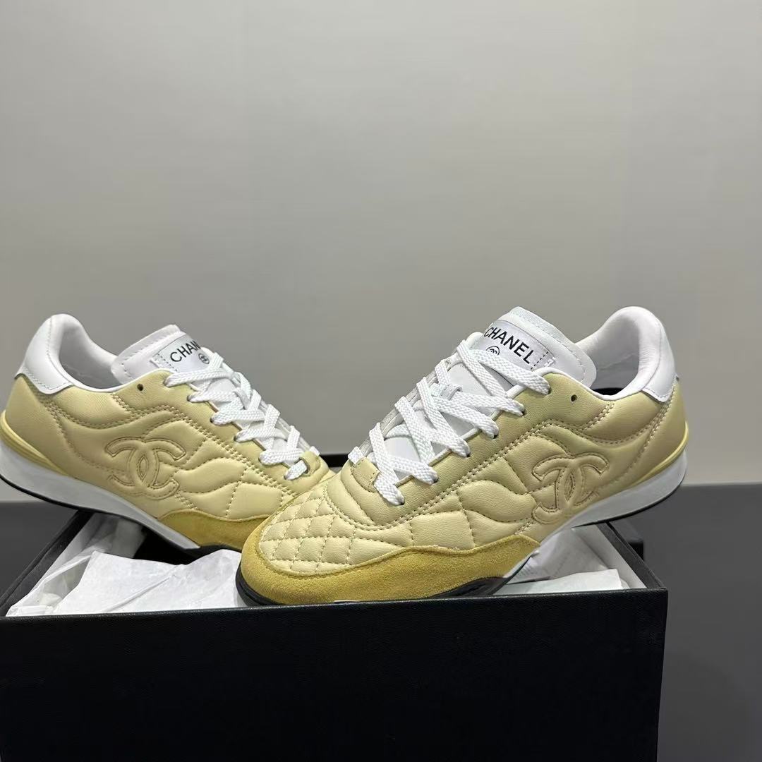 CHANEL シャイニー カーフスキン カーフスキン & スエード カーフスキン  ライトイエロー & ホワイト