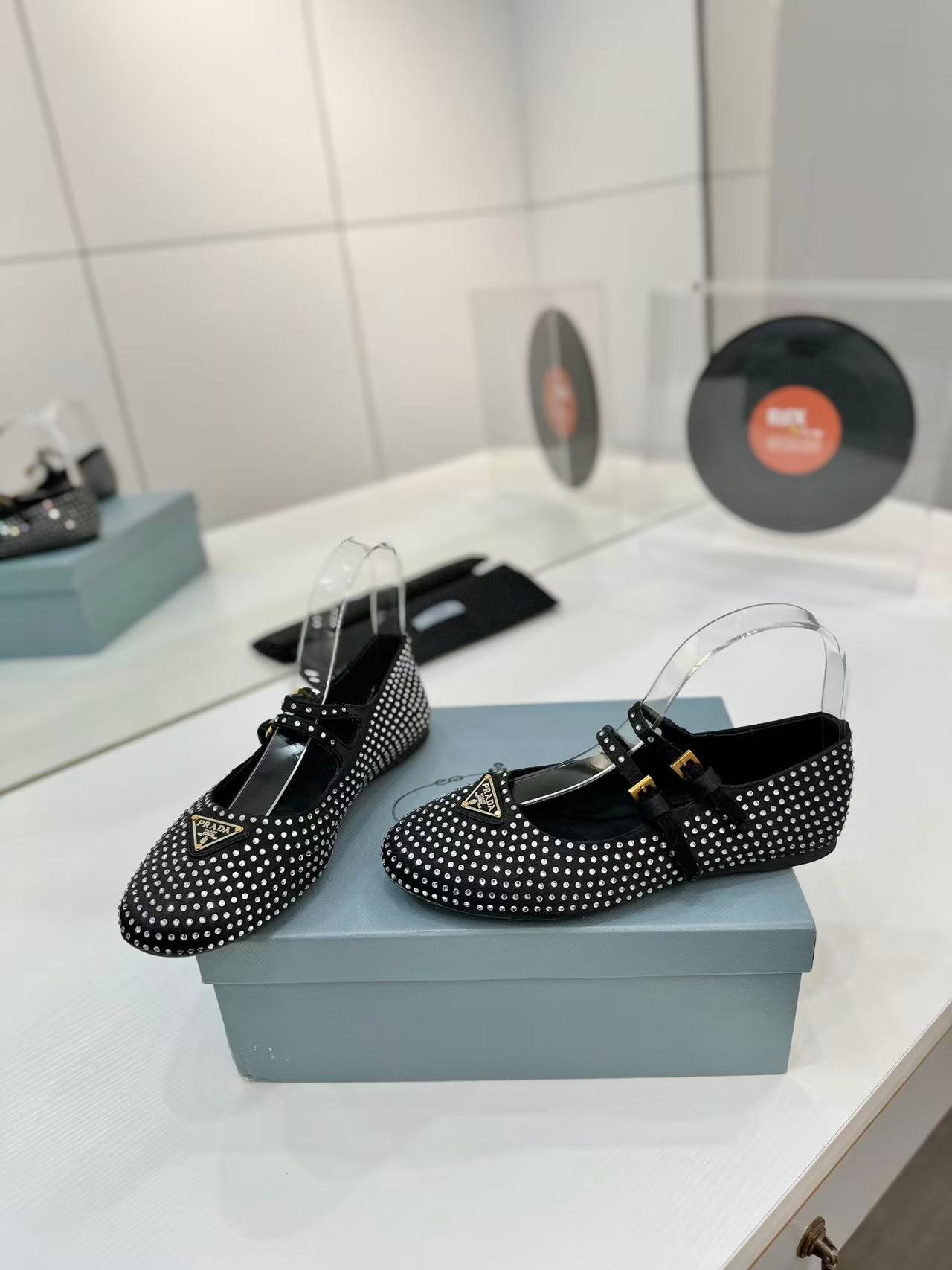 Prada クリスタル付 スエード バレリーナ