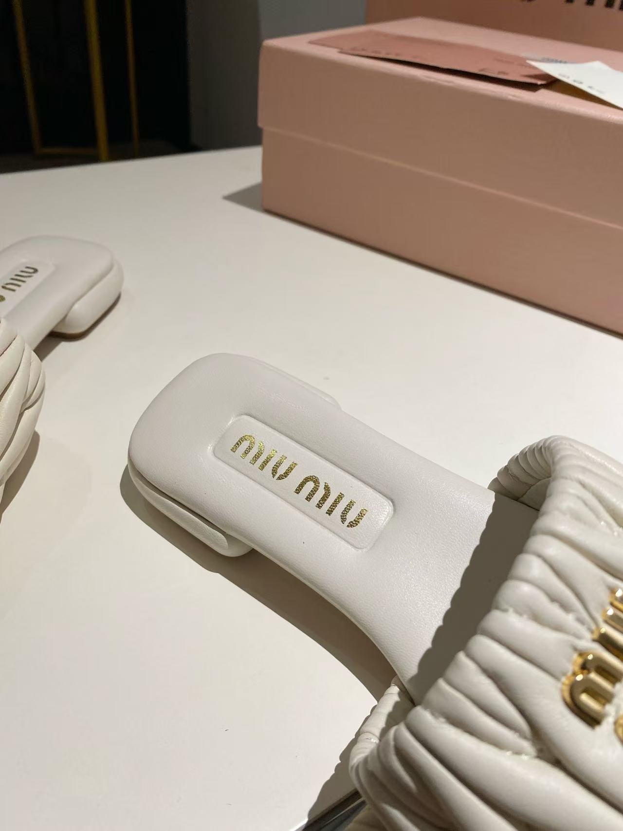 miumiu マテラッセレザー スライドサンダル