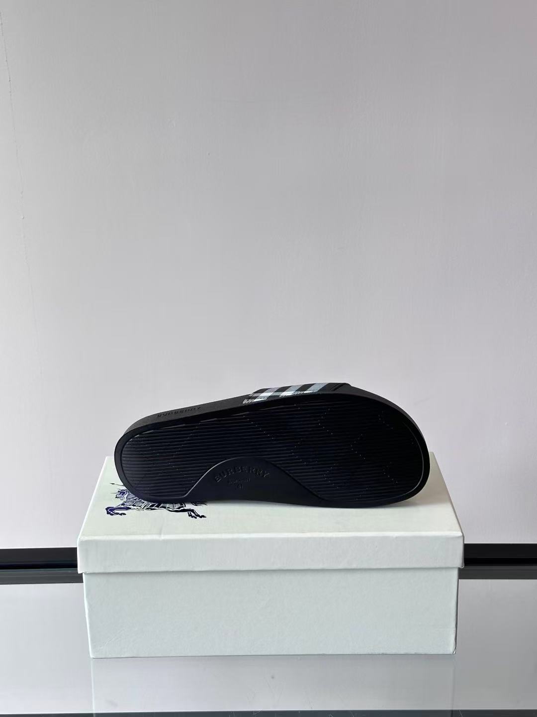 Burberry チェック スライド