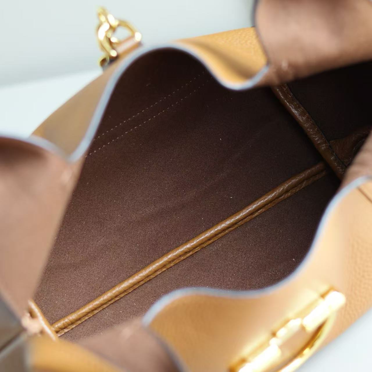 GUCCI 〔グッチ ソフトビット〕ミディアム トップハンドルバッグ