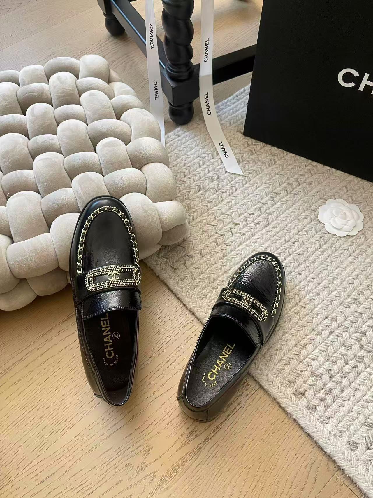 CHANEL 2024/25年 クルーズ コレクション ショー ローファー クランプル シャイニー ラムスキン  ブラック