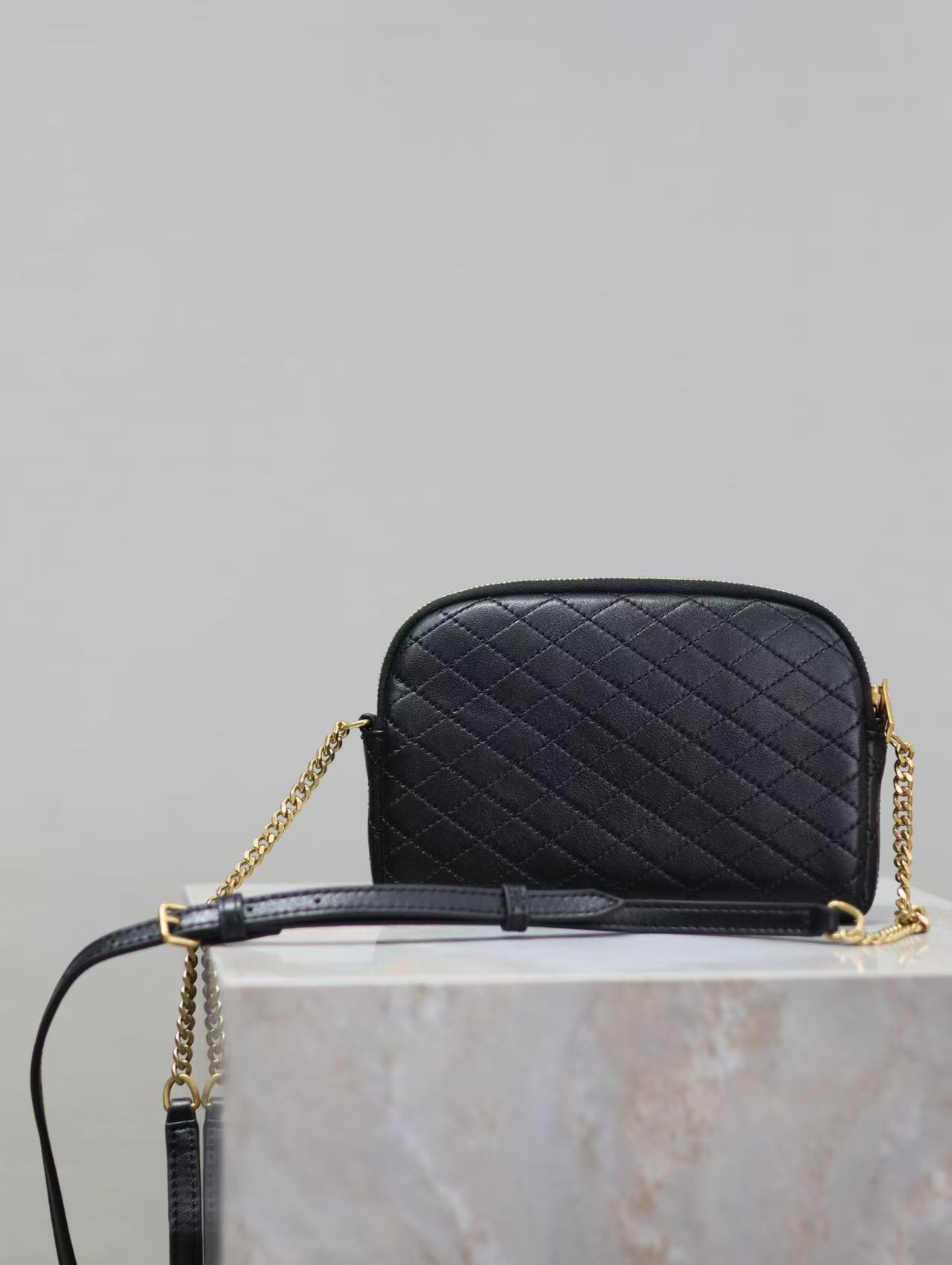 Saint Laurent サンローラン ギャビー カメラバッグ（ラムスキン）