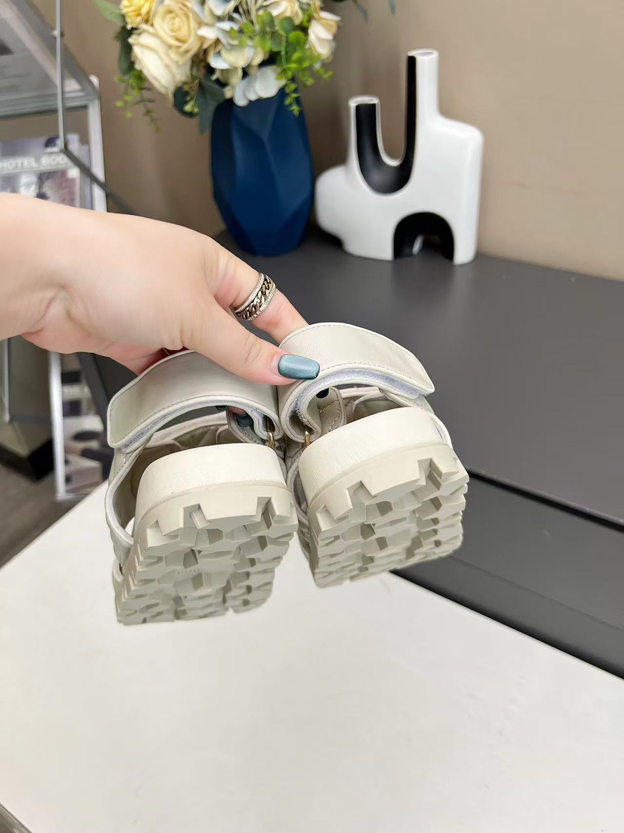 miumiu スポーティ マテラッセレザー サンダル